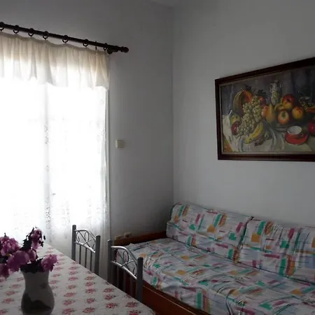 3 Min From The Beach-white&blue House In