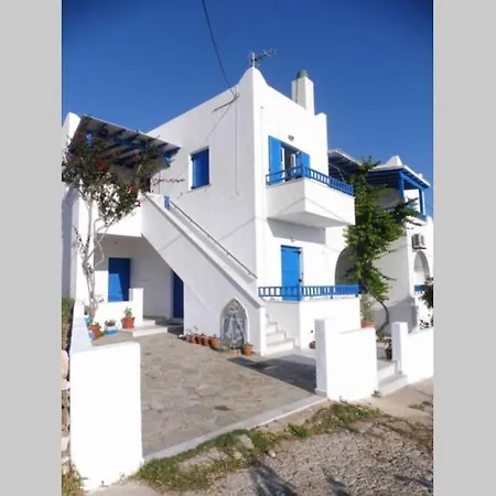 3 Min From The Beach-white&blue House In Apartament