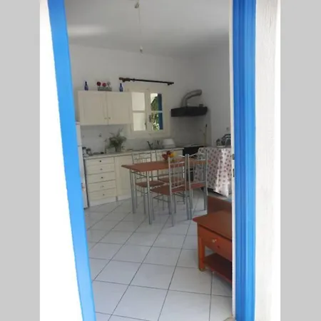 3 Min From The Beach-white&blue House In