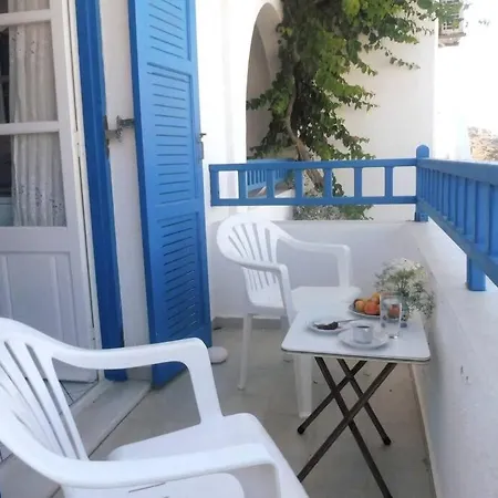 3 Min From The Beach-white&blue House In