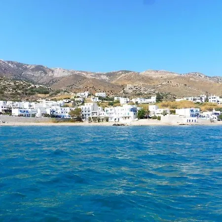3 Min From The Beach-white&blue House In