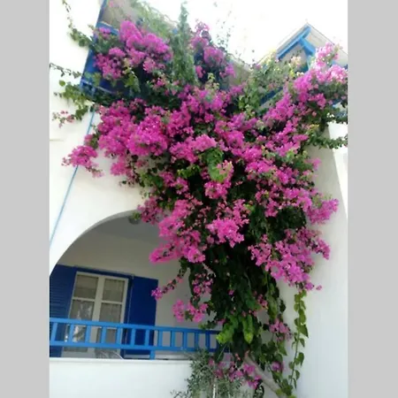 3 Min From The Beach-white&blue House In Apartament