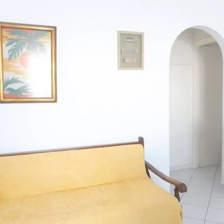 3 Min From The Beach-white&blue House In
