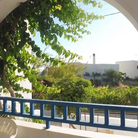 3 Min From The Beach-white&blue House In