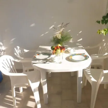 3 Min From The Beach-white&blue House In Apartmán *