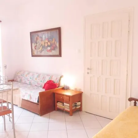 3 Min From The Beach-white&blue House In