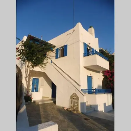 3 Min From The Beach-white&blue House In Apartmán *